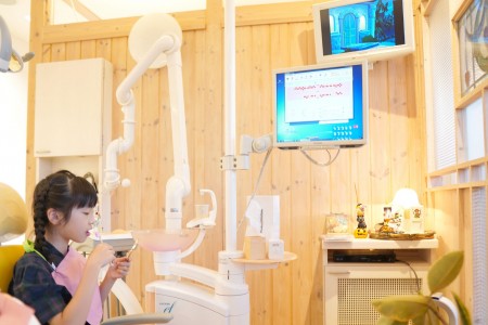 小児歯科治療時にアニメ視聴